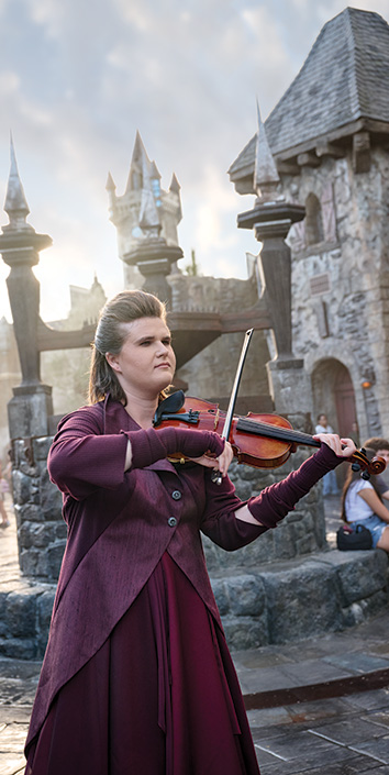 Violinist playing the Violin in Dark Universe at Epic Universe